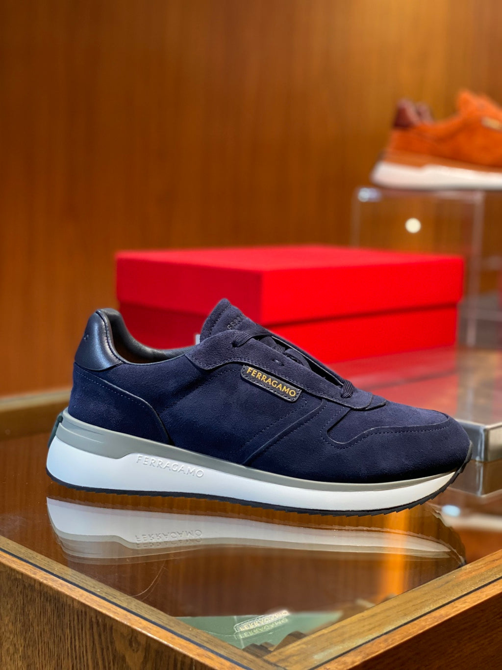 Tênis Ferragamo Gancini cano baixo em camurça Azul