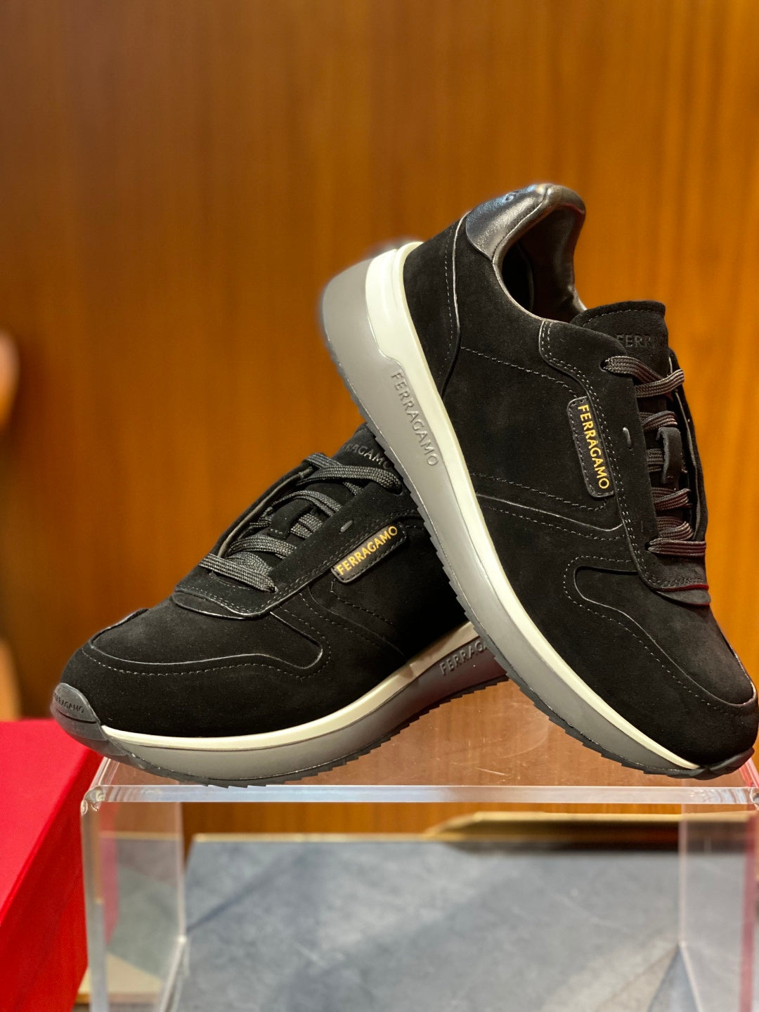 Tênis Ferragamo Gancini cano baixo em camurça Preto