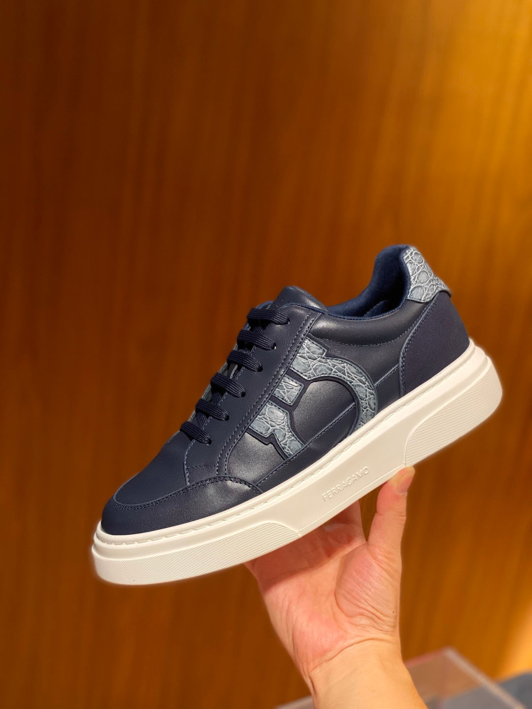 Tênis Ferragamo Gancini em couro Azul com detalhes em croco