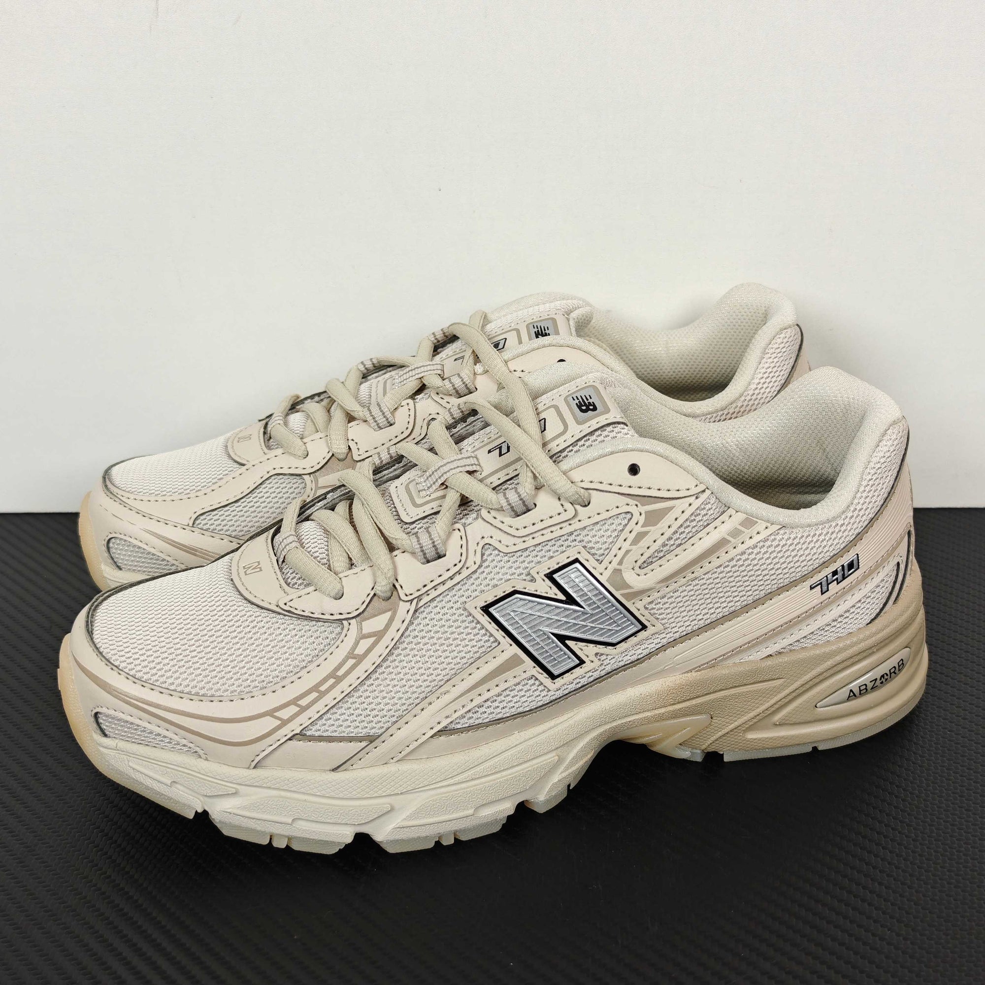 Tênis New Balance NB 740 bege