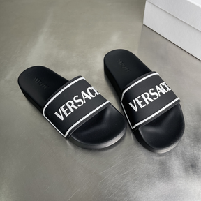 Chinelo Slide Versace Preto com escrita Branca