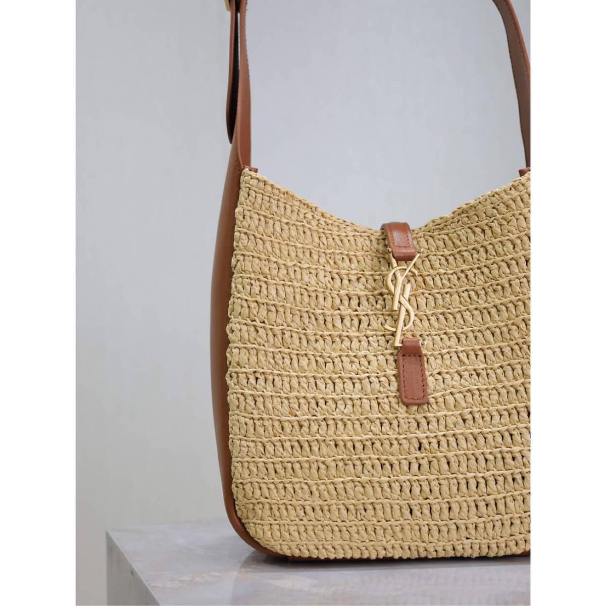 Bolsa Saint Laurent YSL Le 5 à 7 pequena flexivel em Ráfia e Couro 23×22×8.5cm