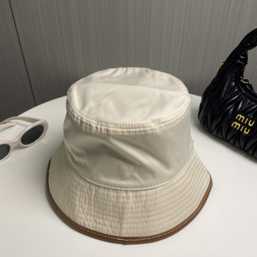 Bucket Prada Off com detalhes em couro Marrom