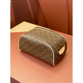 Necessaire Louis Vuitton LV Couro Monogram 28x16x13CM