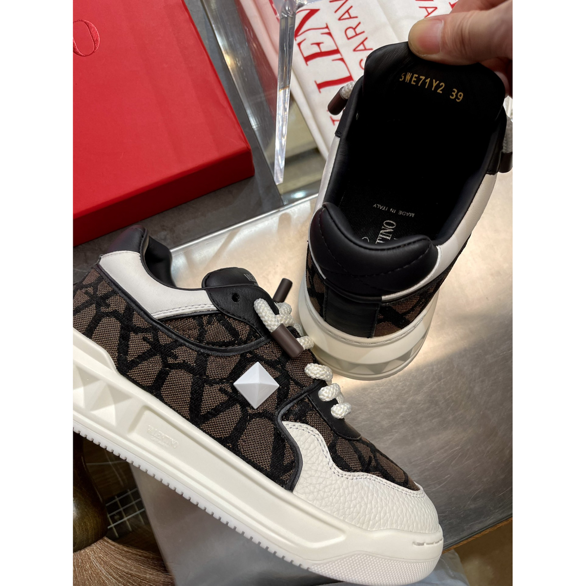 Tênis Valentino Garavani One Stud XL em Couro Nappa e tecido Toile Iconographe Fondant