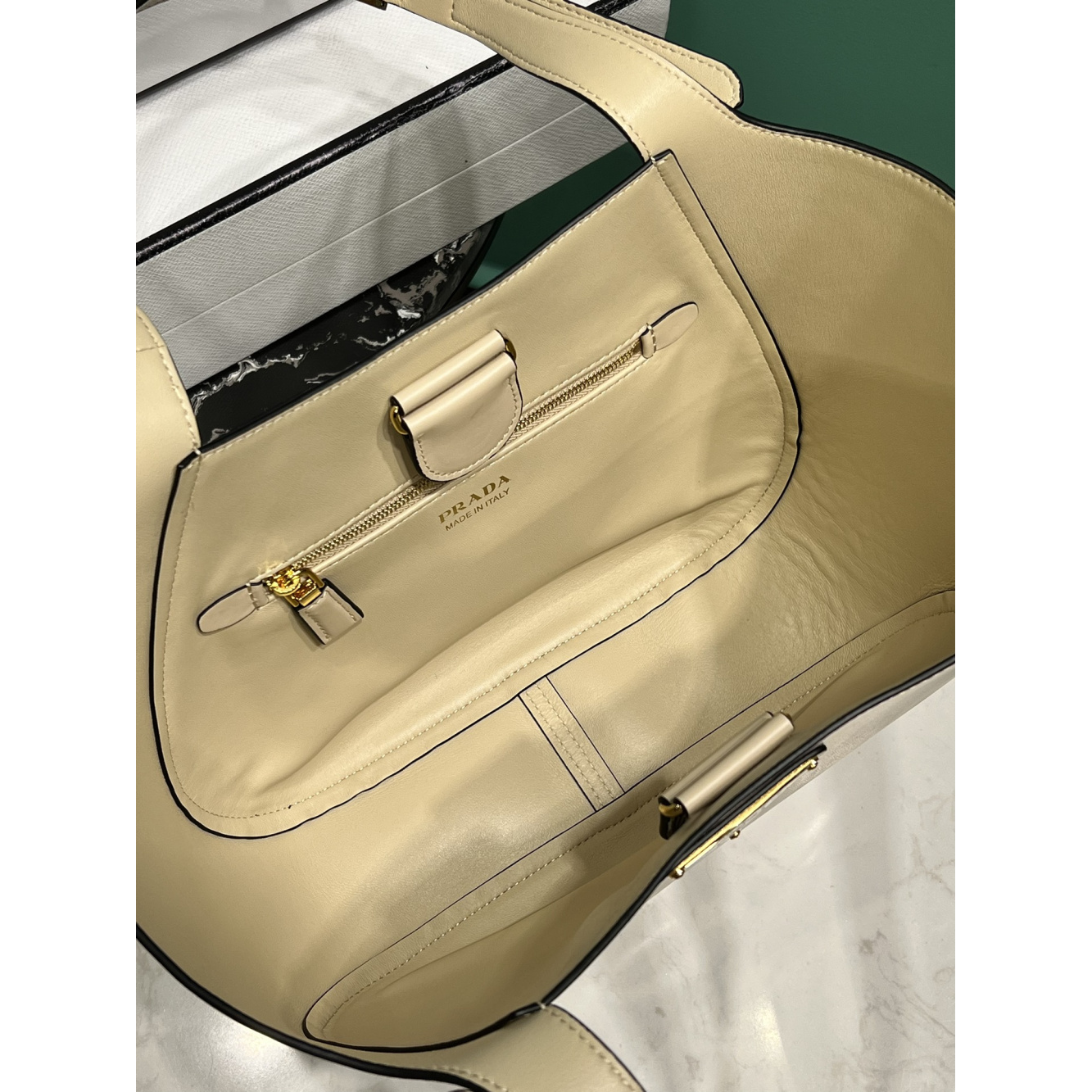 Bolsa Prada Tote Média em Couro 28x20.5x7.5cm (Preto e outras cores)