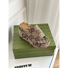 Sandália Gucci GG Maxi Canvas Flatform Salto Marrom