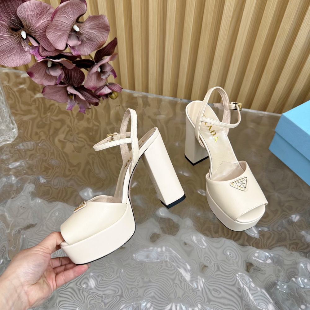 Sandália Salto Prada de Couro Envernizado cor Neutra