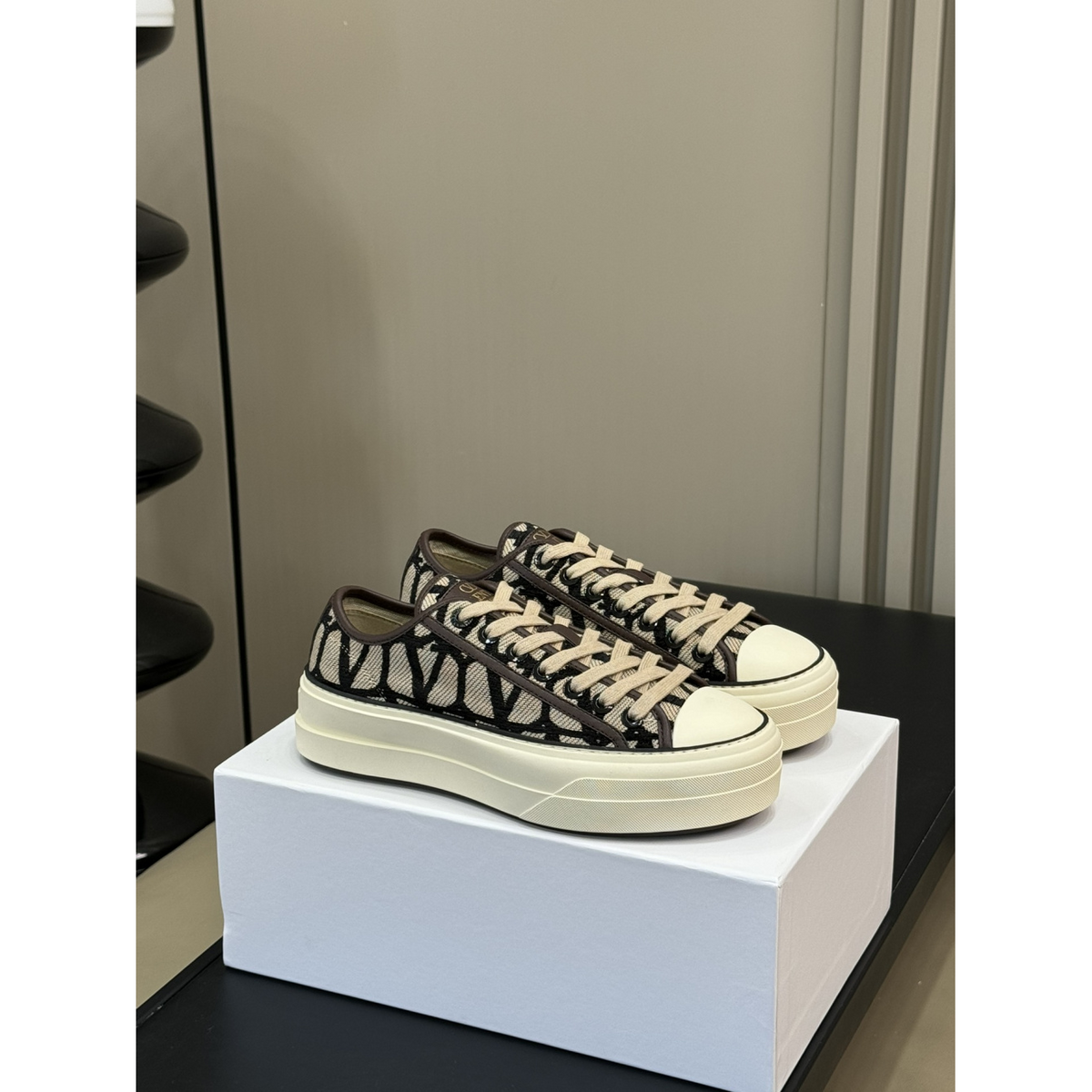 Tênis Valentino Garavani Toile Iconographe Totaloop Low-Top Preto/Bege