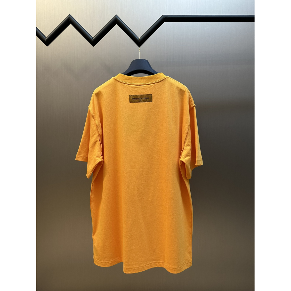 Camiseta de Algodão Louis Vuitton com LV em Relevo Laranja