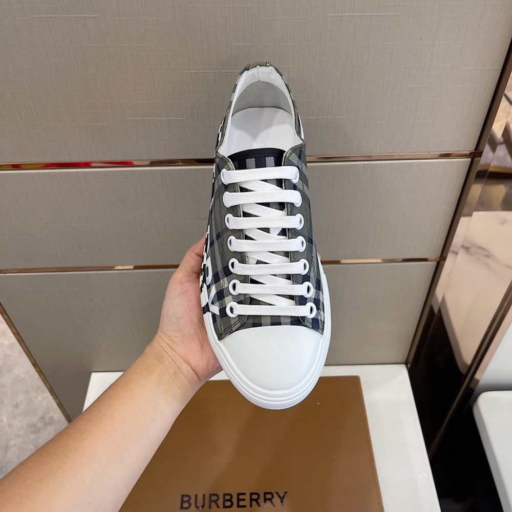 Burberry Tênis Verde Militar c/ Branco Cano Baixo