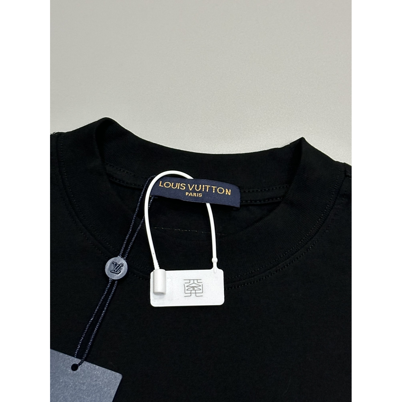 Camiseta de Algodão Louis Vuitton Logo LV Bordado Preta