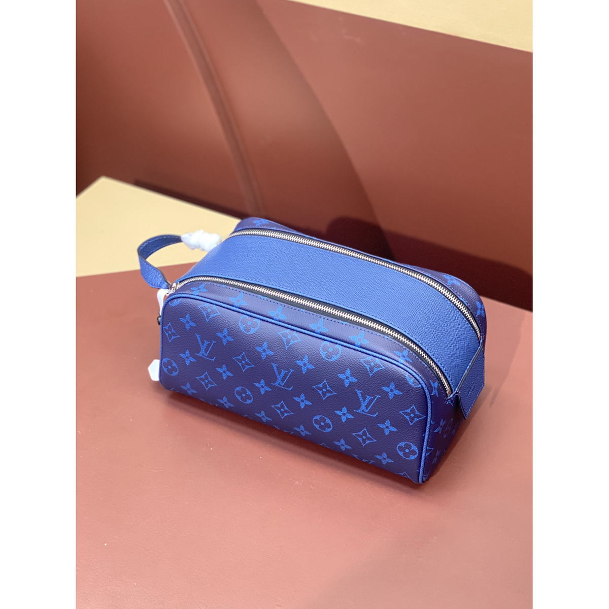 Necessaire Louis Vuitton LV Couro Taurillon Monogram Azul 28x15x16.5cm