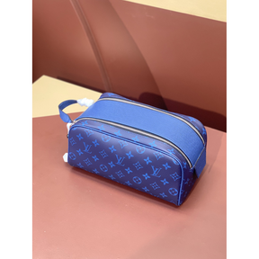 Necessaire Louis Vuitton LV Couro Taurillon Monogram Azul 28x15x16.5cm