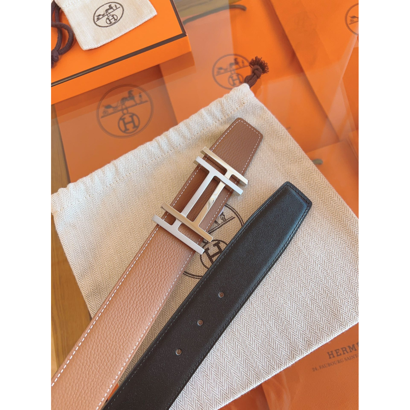 Cinto Hermès Reversível em Couro Marrom e Fivela H Au Carré Prata 3.2cm