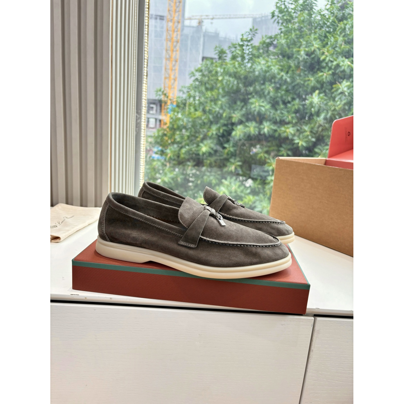 Summer Charms Walk Loro Piana Loafer em Camurça Marrom.