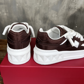 Tênis Valentino Garavani One Stud Marrom