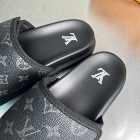 Chinelo Slide Louis Vuitton LV Miami Mule Monogram Preto Sandália
