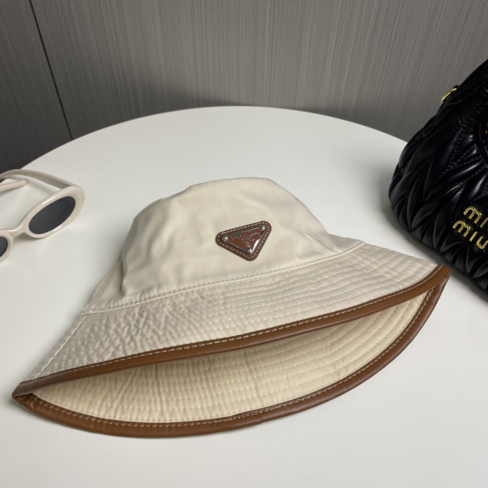 Bucket Prada Off com detalhes em couro Marrom