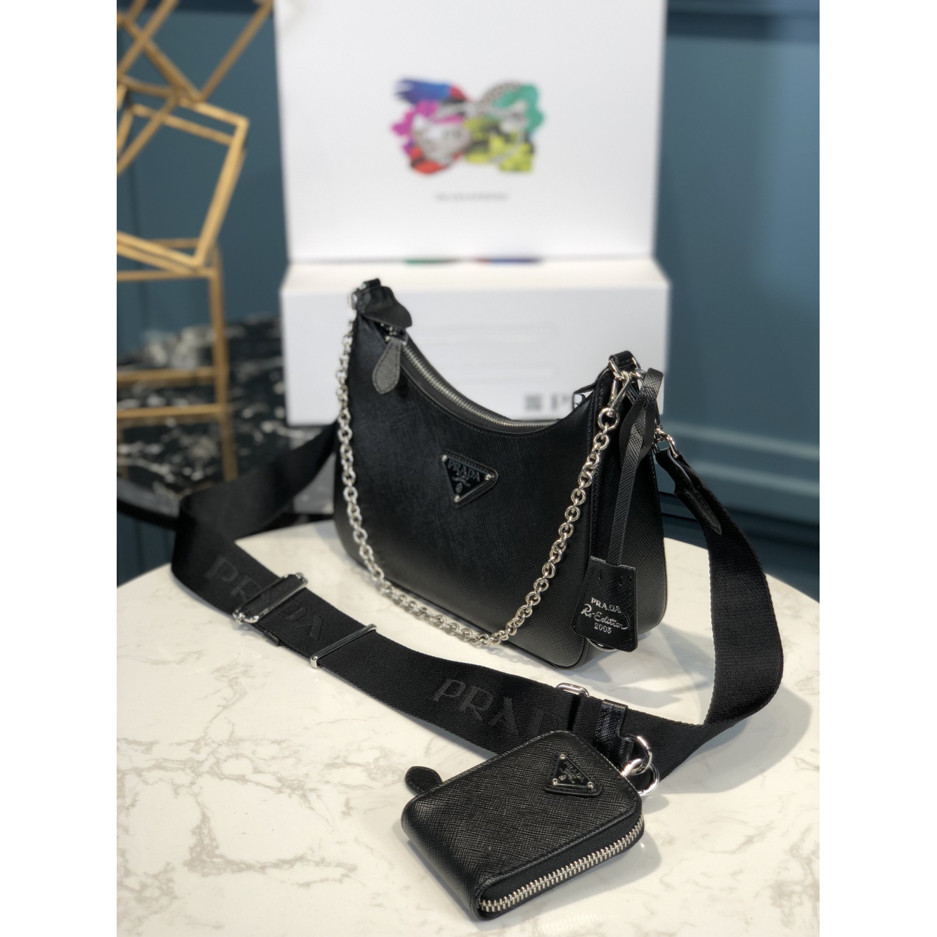 Bolsa Prada Saffiano Re-Edition 2005 em Couro 22x6x12cm (Preto e outras cores)