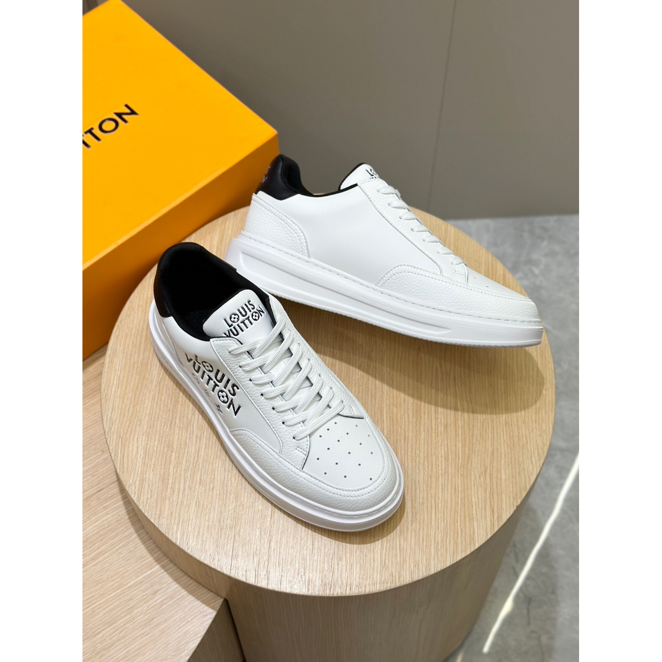 Louis Vuitton Tênis Casual P&B