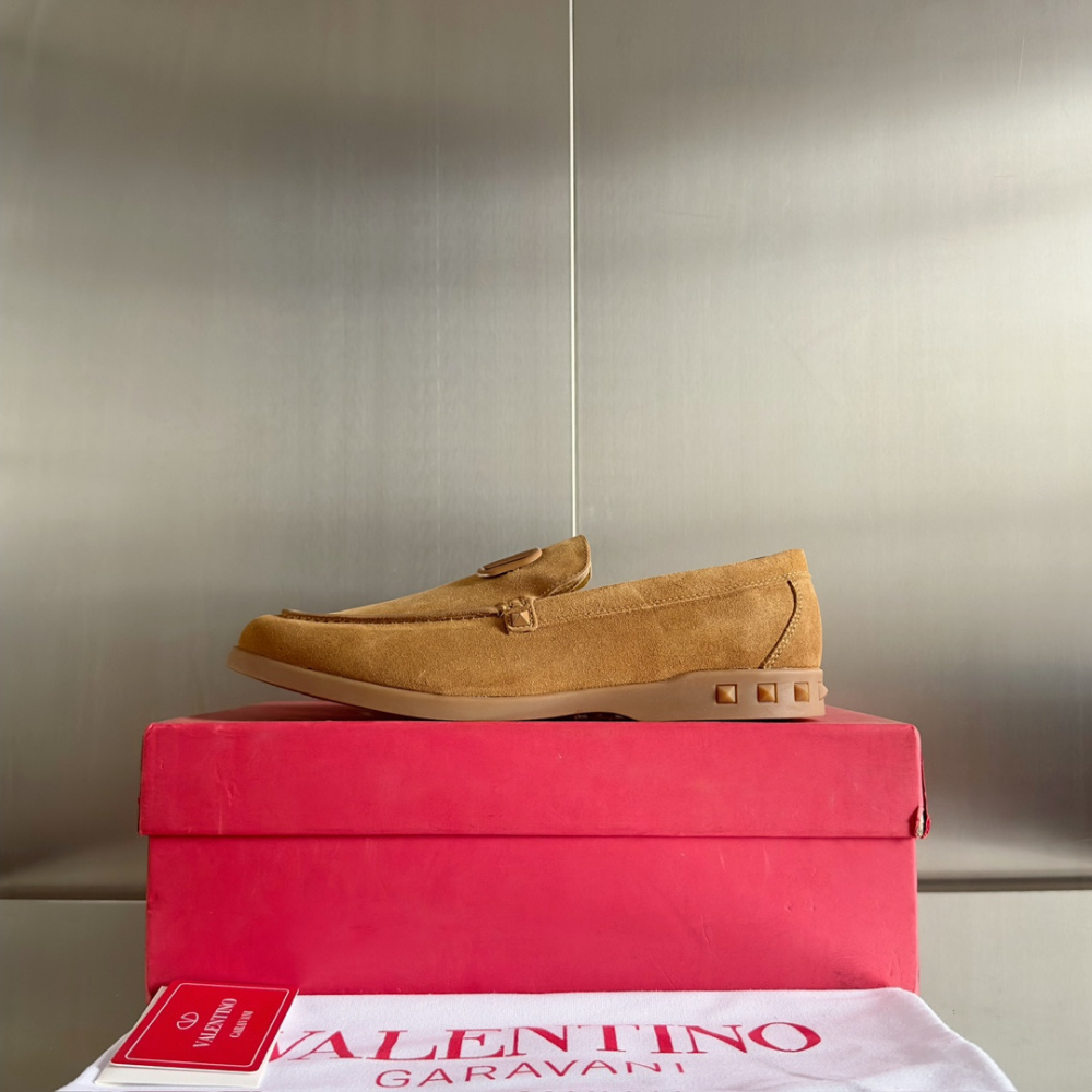 Valentino Garavani Leisure Flows Loafers em Camurça Marrom