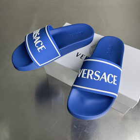 Chinelo Slide Versace Azul com escrita Branca