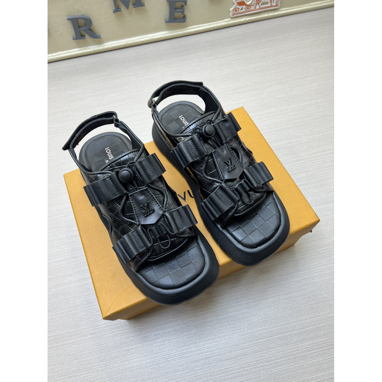 Chinelo Slide Louis Vuitton LV Flatform Chameleon Preto Sandália