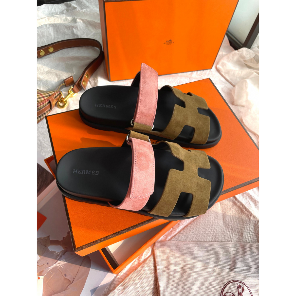 Sandália Hermès Chypre em Camurça Rosa/Marrom