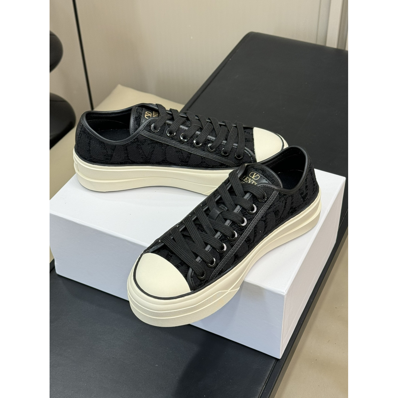 Tênis Valentino Garavani Toile Iconographe Totaloop Low-Top Preto