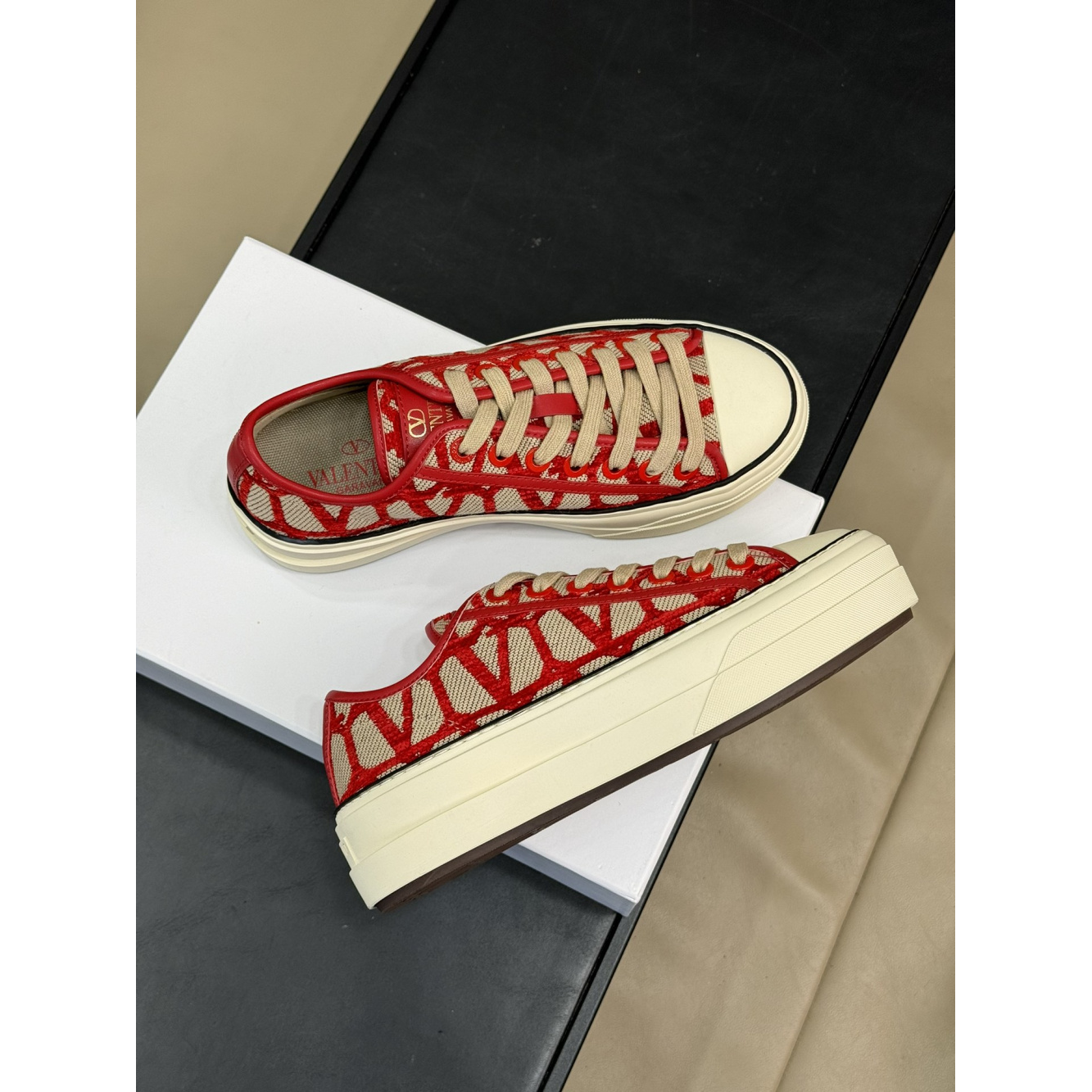 Tênis Valentino Garavani Toile Iconographe Totaloop Low-Top Vermelho/Bege