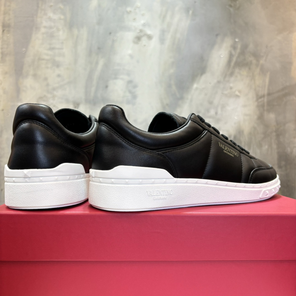 Tênis Valentino Garavani UpVillage Low Top Nappa em Couro Preto