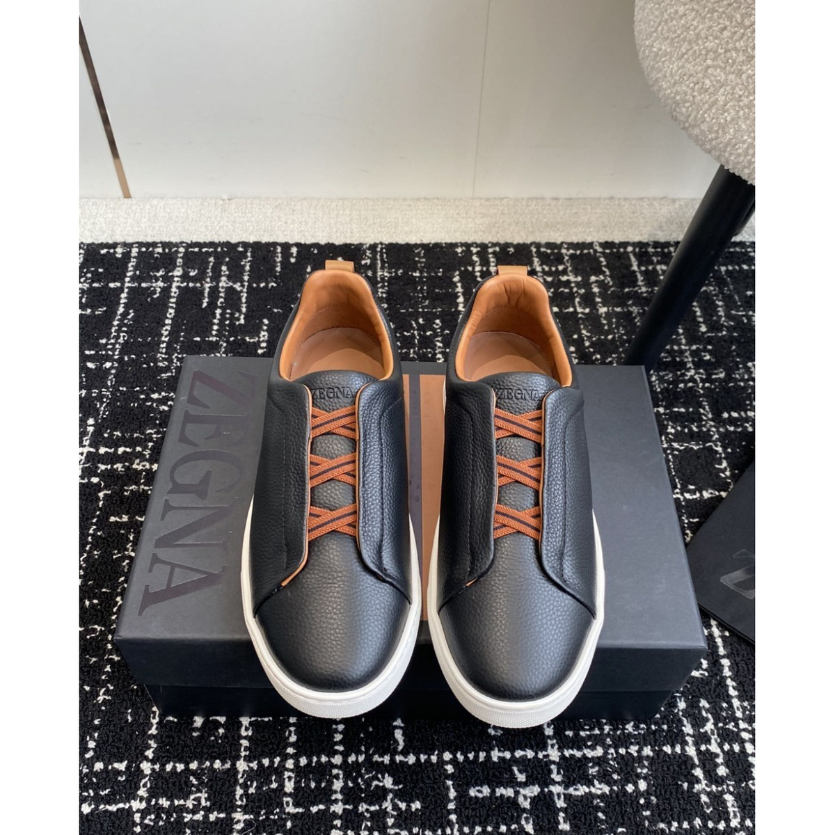 Zegna Triple Stitch em Couro Granulado Preto/Laranja