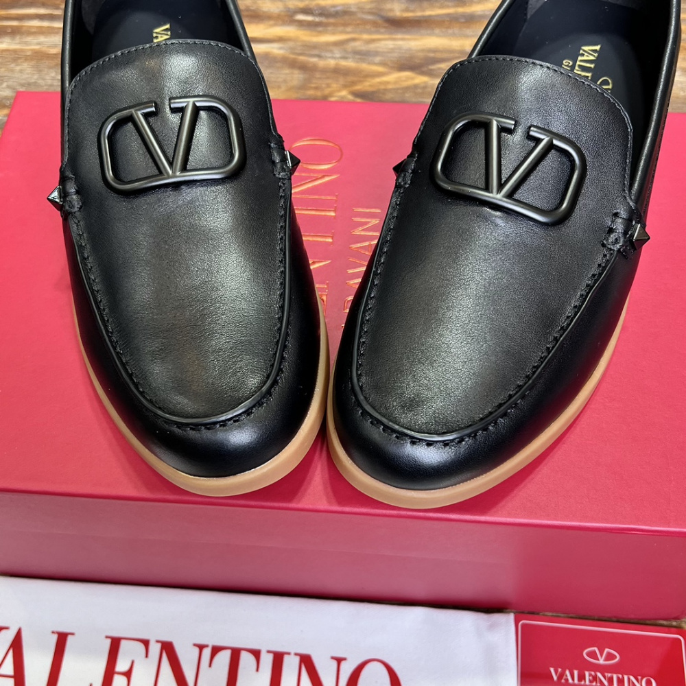 Valentino Garavani Leisure Flows Leather Loafers Preto