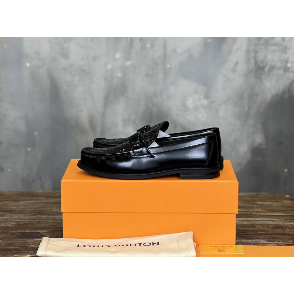 Louis Vuitton Loafer Major Couro Preto Monogram em Relevo