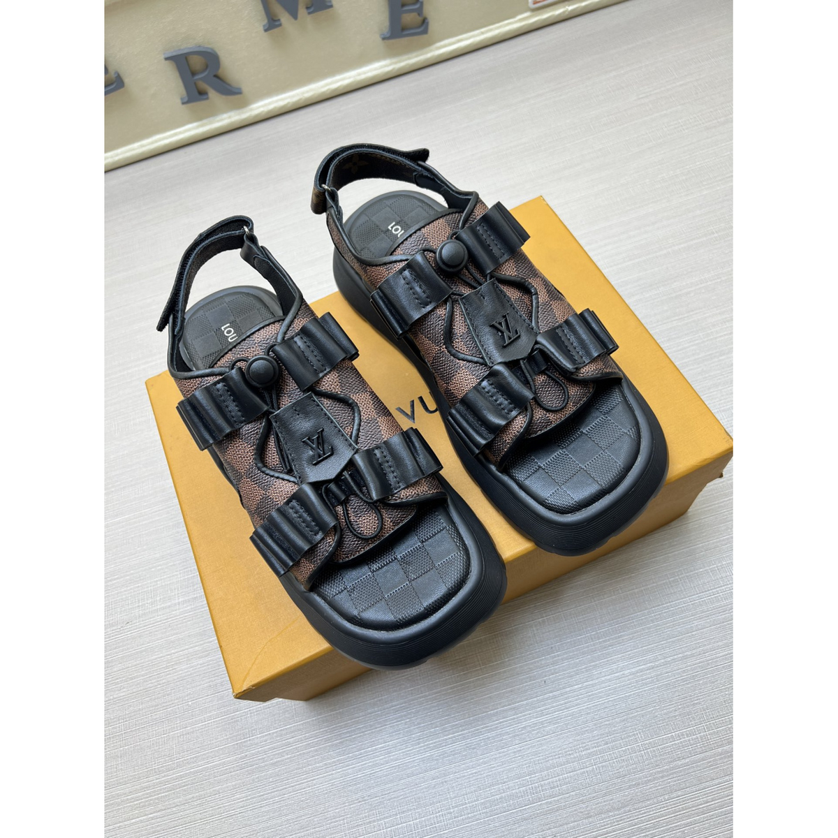 Chinelo Slide Louis Vuitton LV Flatform Chameleon Ébène Sandália
