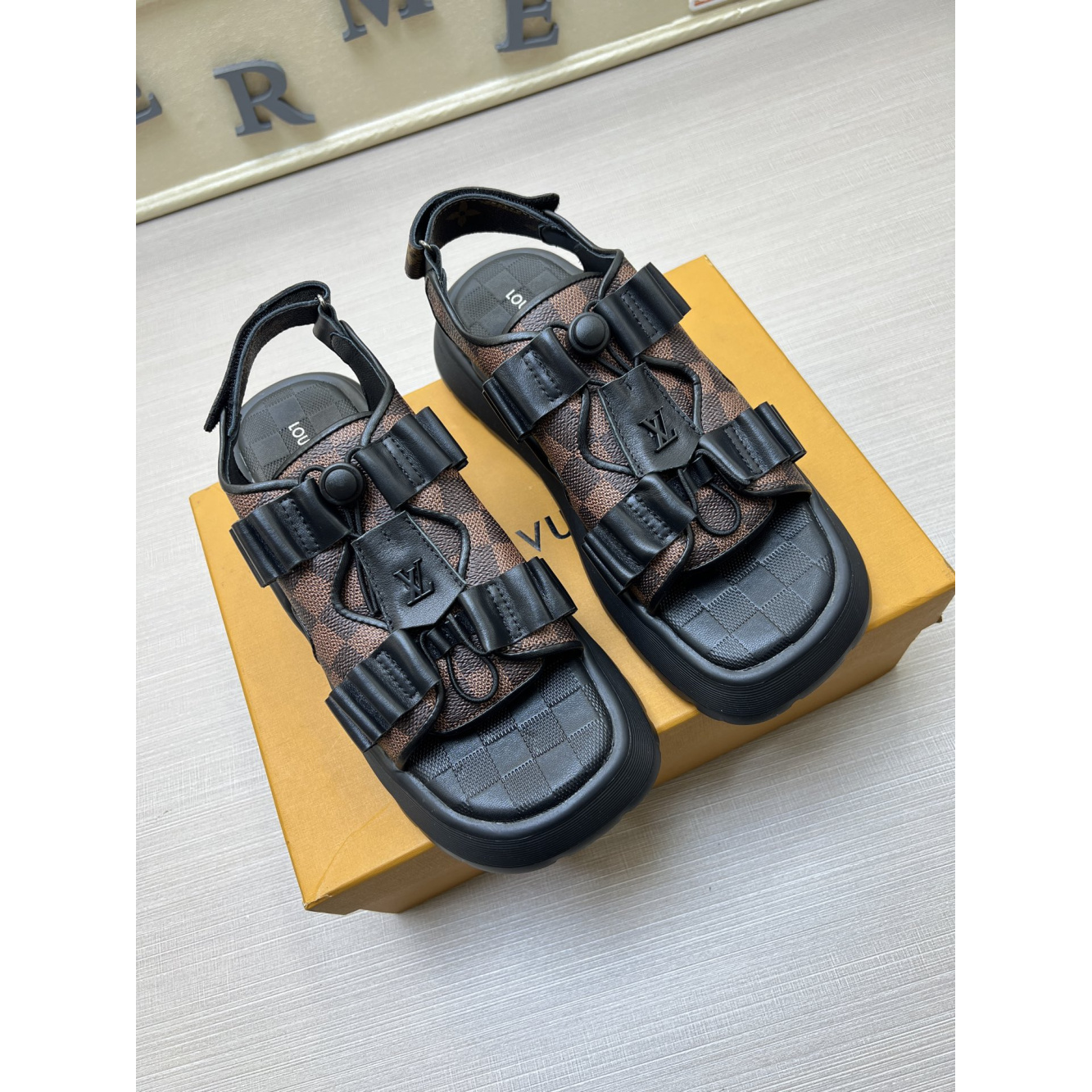 Chinelo Slide Louis Vuitton LV Flatform Chameleon Ébène Sandália