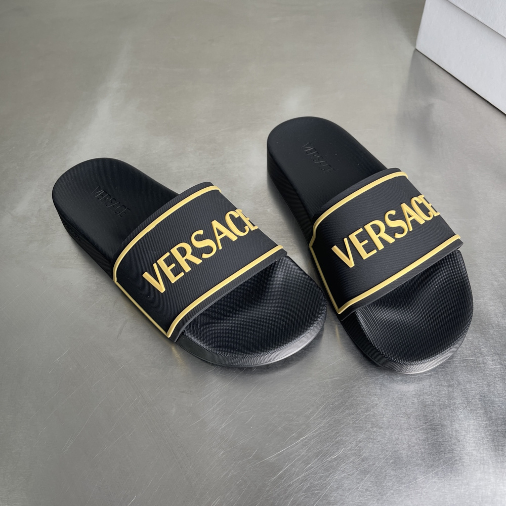 Chinelo Slide Versace Preto com escrita Amarela