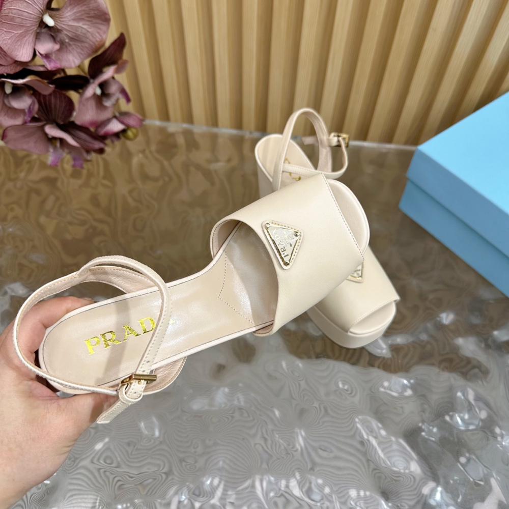 Sandália Salto Prada de Couro Envernizado cor Neutra
