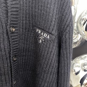 Jaqueta Moletom Prada com Logotipo na Lateral Superior Preta