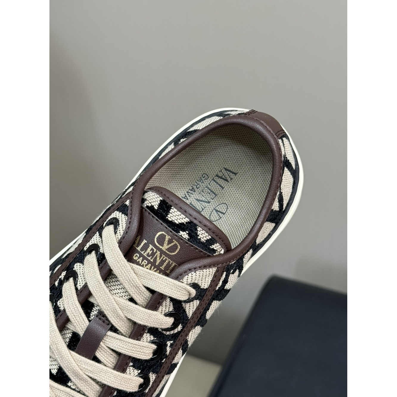 Tênis Valentino Garavani Toile Iconographe Totaloop Low-Top Preto/Bege