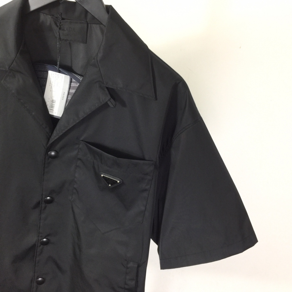 Camisa Prada em Re-Nylon com mangas curtas e Logotipo triangular em metal esmaltado