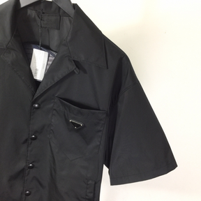 Camisa Prada em Re-Nylon com mangas curtas e Logotipo triangular em metal esmaltado