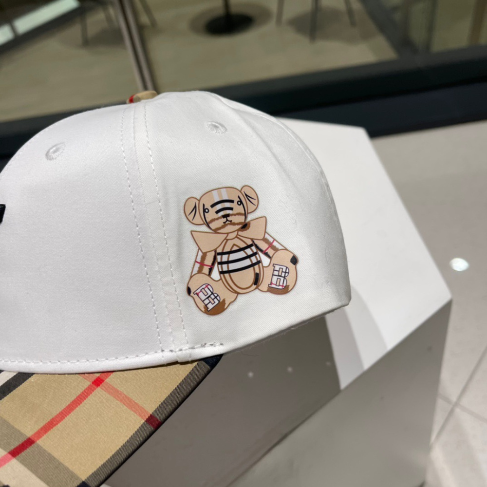 Boné Burberry Branco com Aba Xadrez