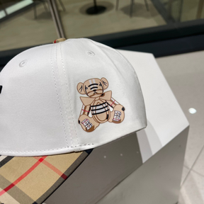 Boné Burberry Branco com Aba Xadrez