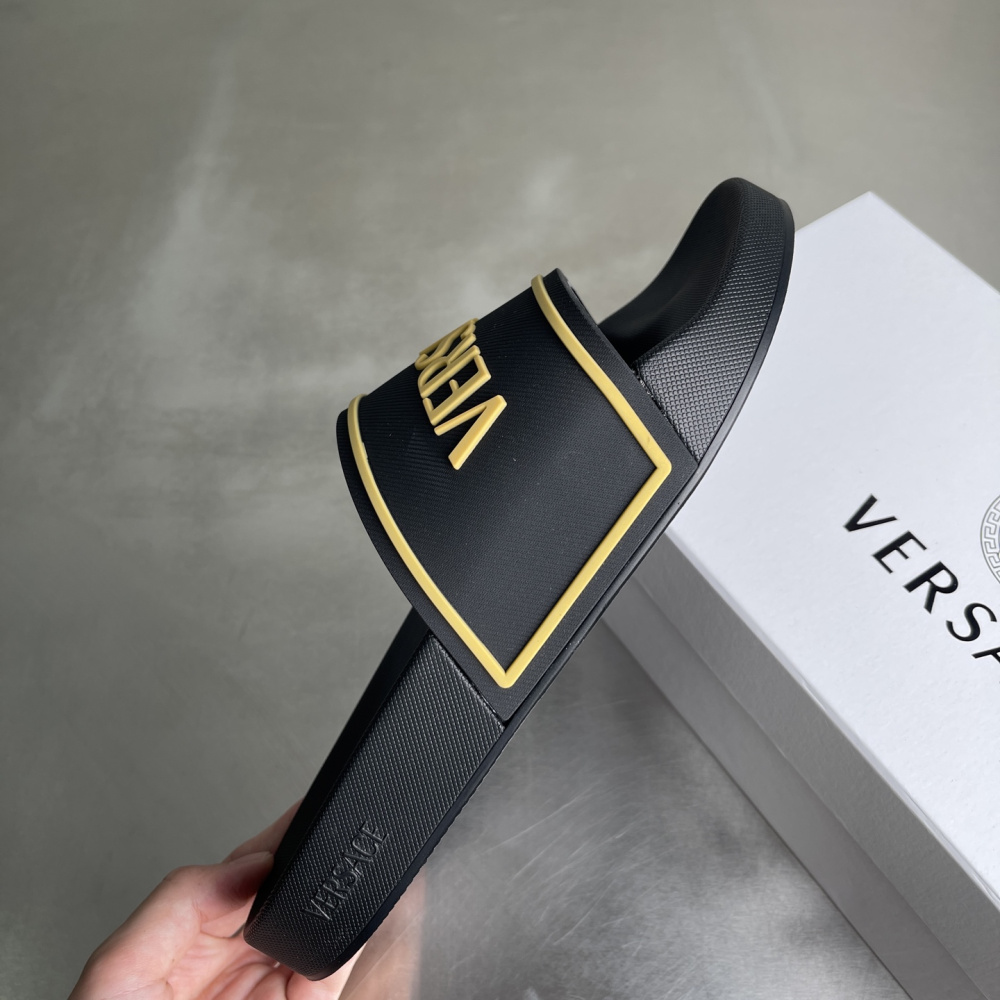 Chinelo Slide Versace Preto com escrita Amarela