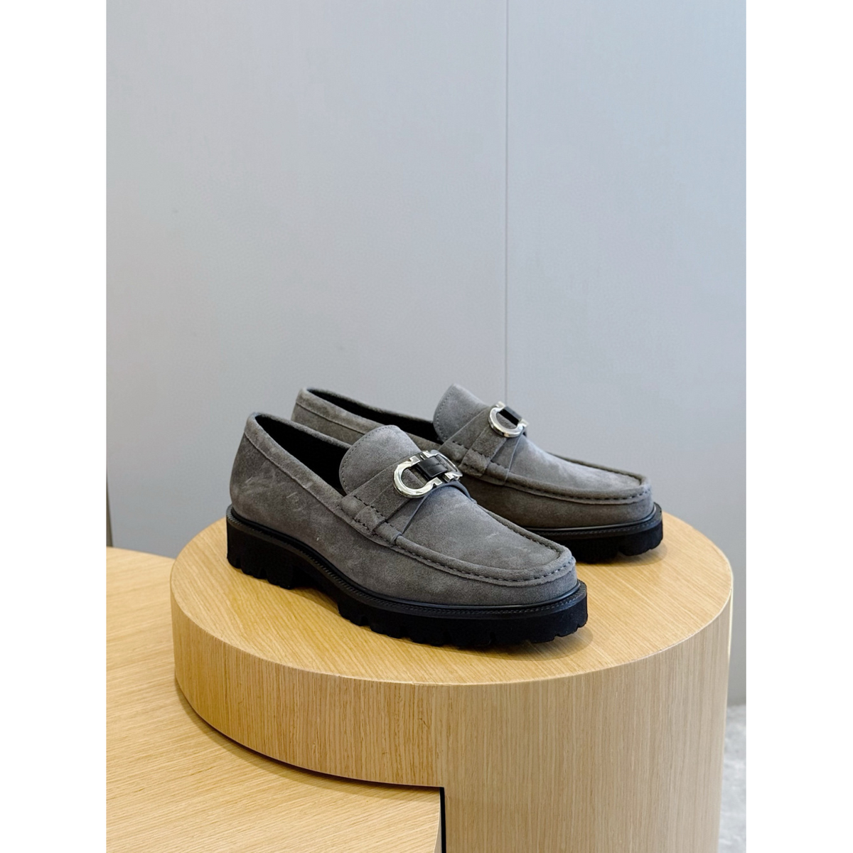Salvatore Ferragamo Mocassim em Camurça Cinza