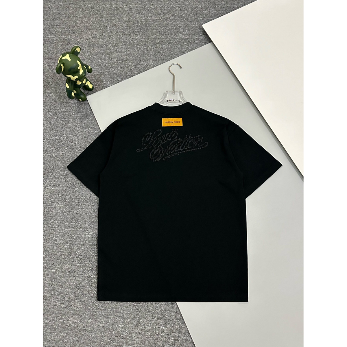 Camiseta de Algodão Louis Vuitton Logo LV Lovers Bordado Preta
