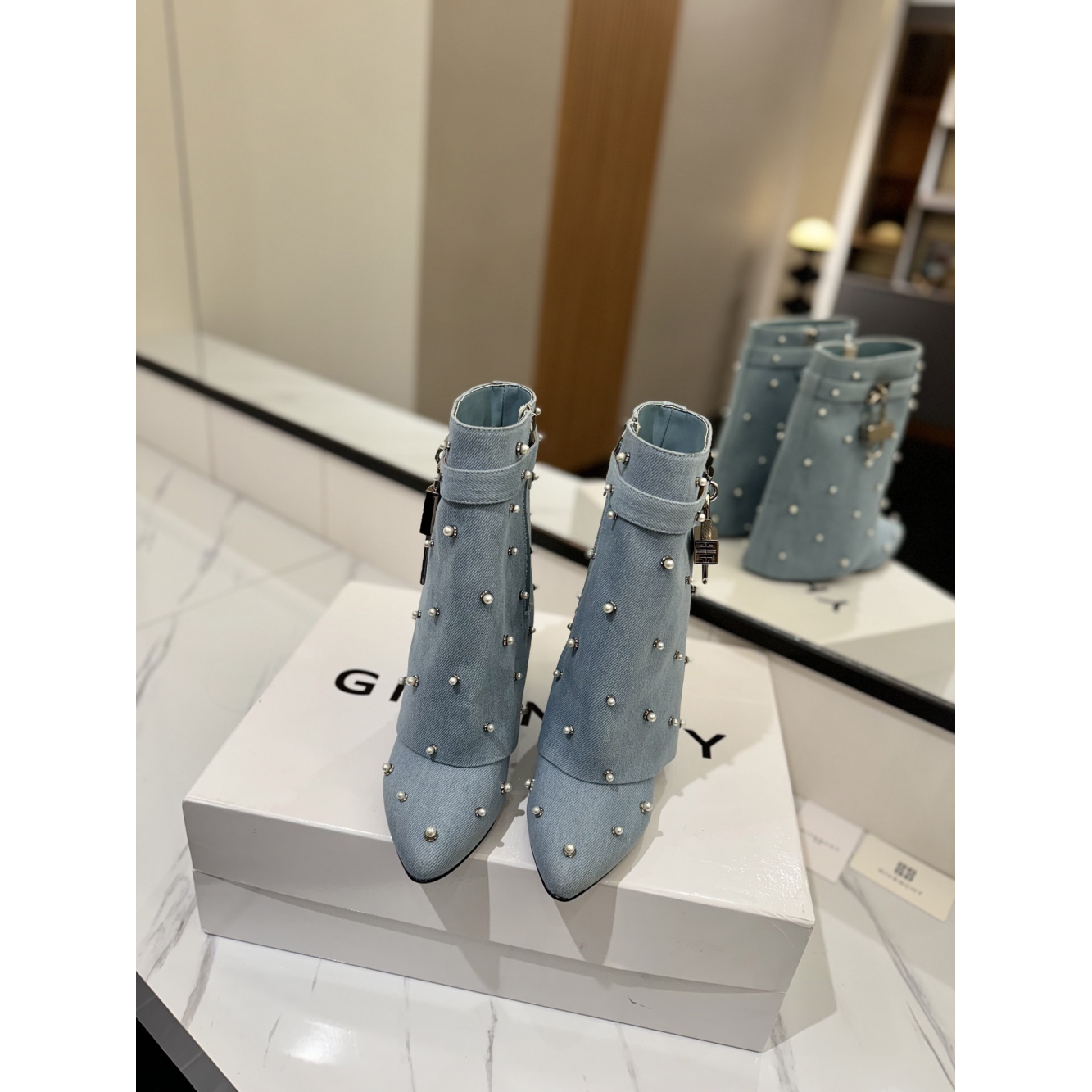 Bota Givenchy Denin com Cristais Capucines East-West
