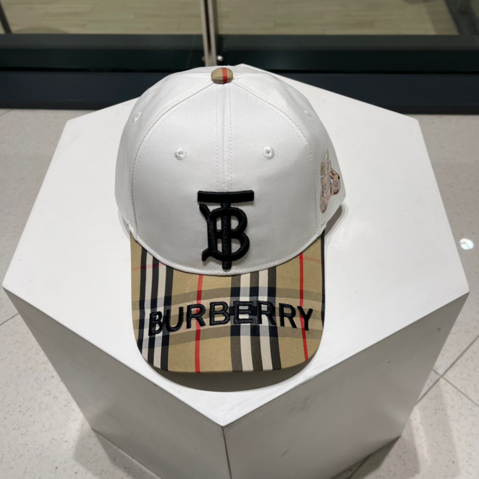 Boné Burberry Branco com Aba Xadrez